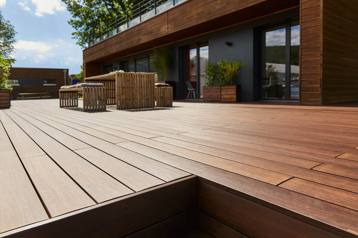 Exemple d'une terrasse en bois élégante et moderne, mettant en valeur des lames de bois naturel ou composite parfaitement agencées